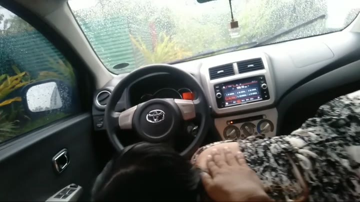 Sepongan Mantan yang Kini Jadi Binor Dalam Mobil